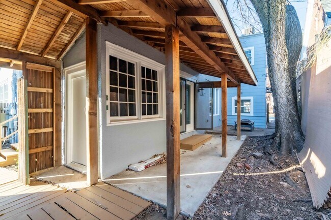 Building Photo - Prime Location! 2bed/ 2 bath! Schedule a tour today!