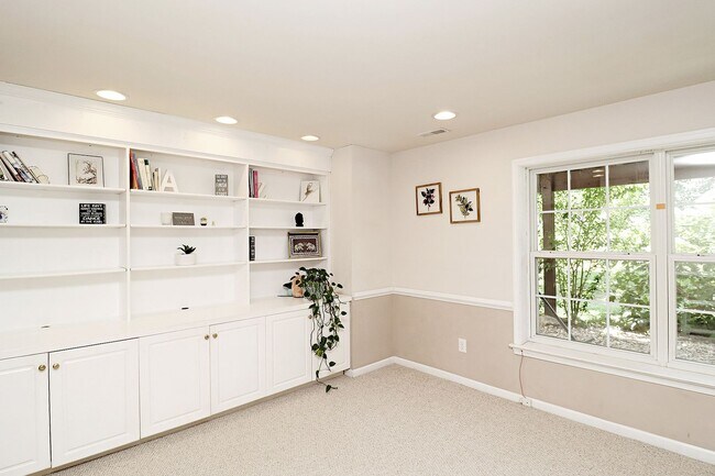 Building Photo - Pet-Friendly N. Albemarle Home With Fenced...