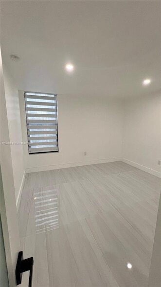 Building Photo - 9686 Fontainebleau Blvd