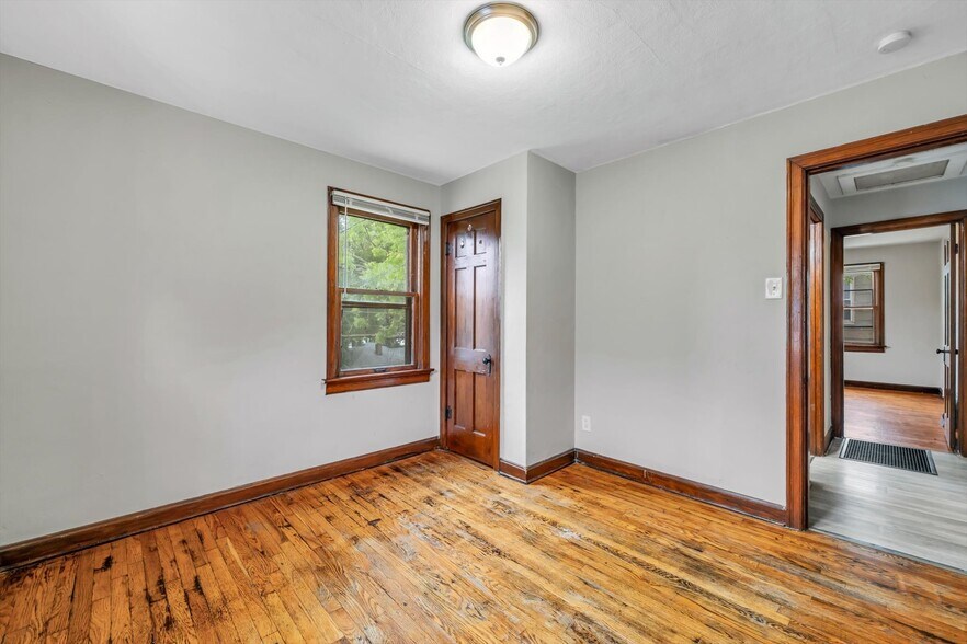 Building Photo - 7120 Roslyn Dr