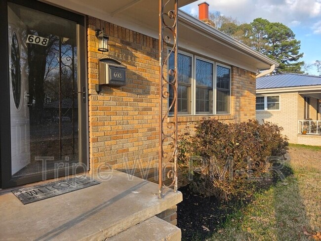 Building Photo - 608 W Martin St