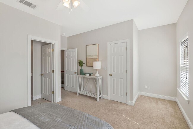 Building Photo - FABULOUS LOCATION!! 2BEDROOM 2 BATH TOWNHO...