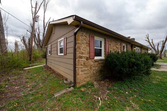 Building Photo - Lovely 3 Bed / 2 Bath in Private Setting--AVAILABLE NOW!!!