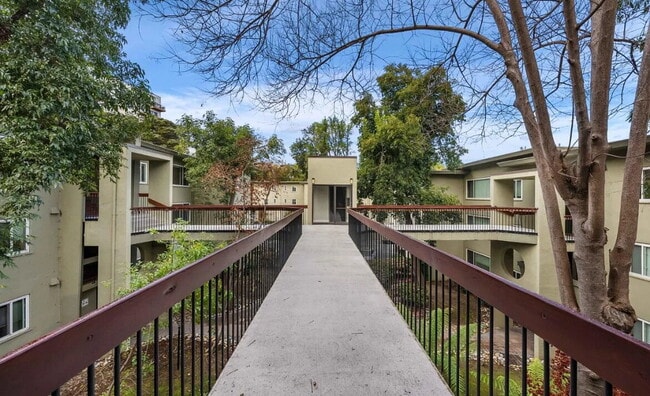 Building Photo - Spacious 1 bedroom 1 bathroom top floor unit in a highly desirable west side location!