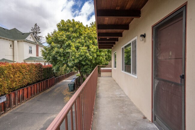 Building Photo - Quiet Comfortable Upstairs 2 Bedroom 1 Bat...