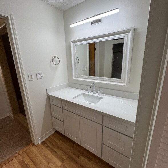 Building Photo - 114 Oak Dr