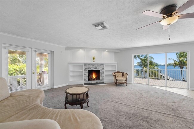 Building Photo - 850 NE Ixora Dr