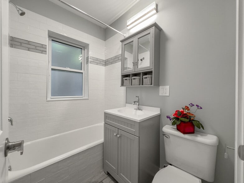 Building Photo - 2125 W Giddings St