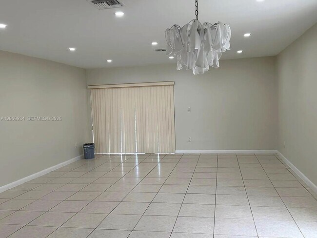Building Photo - 3232 Village Green Dr