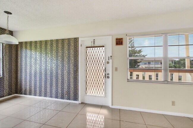 Building Photo - 116 Mansfield C