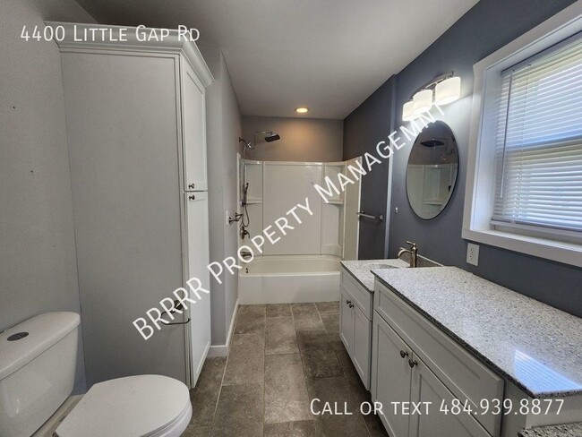 Building Photo - 4 bedroom 1.5 bathroom twin 5 minutes from...