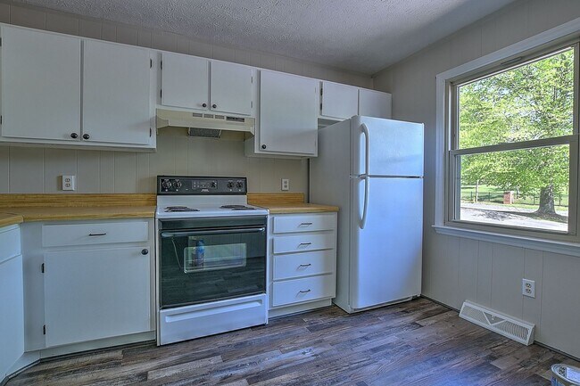 Building Photo - 405 Cypress St