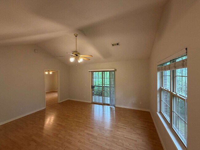 Building Photo - Beautiful Townhome in a Prime Fayetteville Location