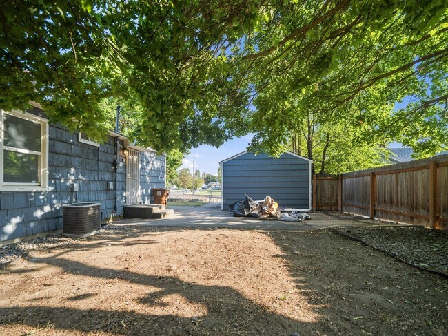 Building Photo - 6011 N Braeburn Dr