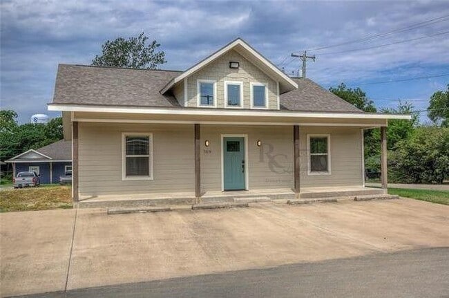 Building Photo - 703 Maple St