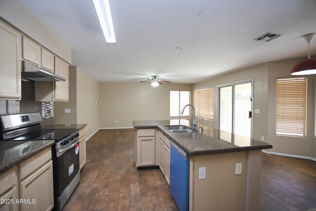 Building Photo - 842 N Naples Dr