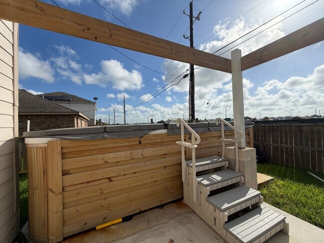 Building Photo - TWO STORY 5 BEDROOM 3 BATH HOUSE WITH SPA