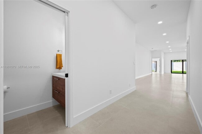 Building Photo - 1041 W Lakewood Rd