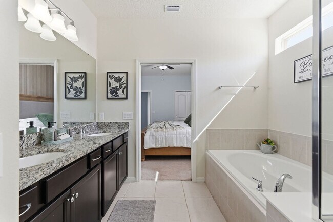 Building Photo - 8914 Zurich Ln