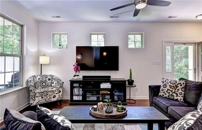 Building Photo - 3 bedroom/2.5 bathroom - Weatherly At Whit...