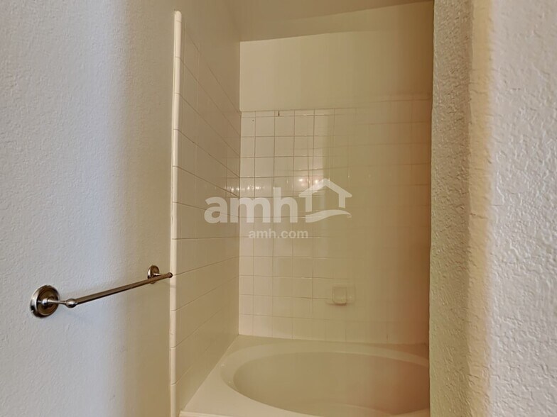 Building Photo - 1116 Lake Hollow Dr