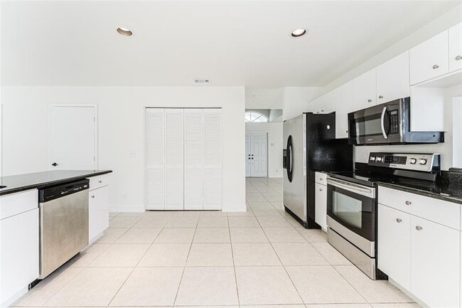 Building Photo - 10646 Lake Oak Way