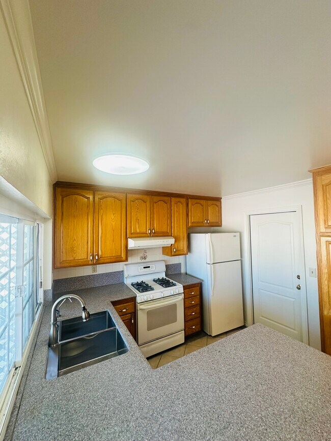 Building Photo - 4056 Caseman Ave