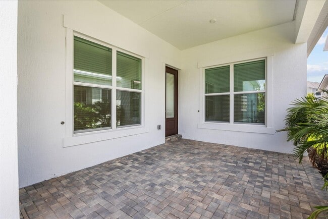 Building Photo - 890 SW Newfield Ave