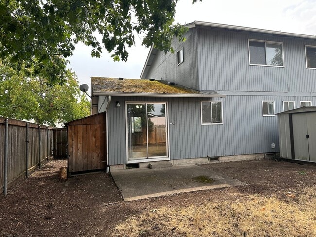 Building Photo - 2 bedroom 1.5 bath duplex in Springfield!