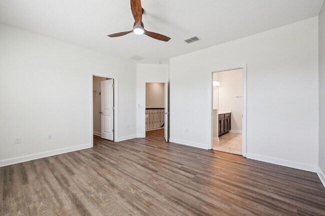 Building Photo - Spacious 3-Bedroom, 2.5 Baths Townhouse Retreat in Prime Orlando Location!