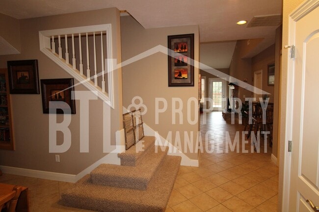Building Photo - Fully Furnished 2 Bedroom 2.5 Bath Duplex with loft!