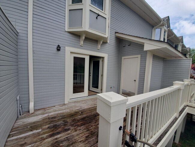 Building Photo - 733 Victorian Pl