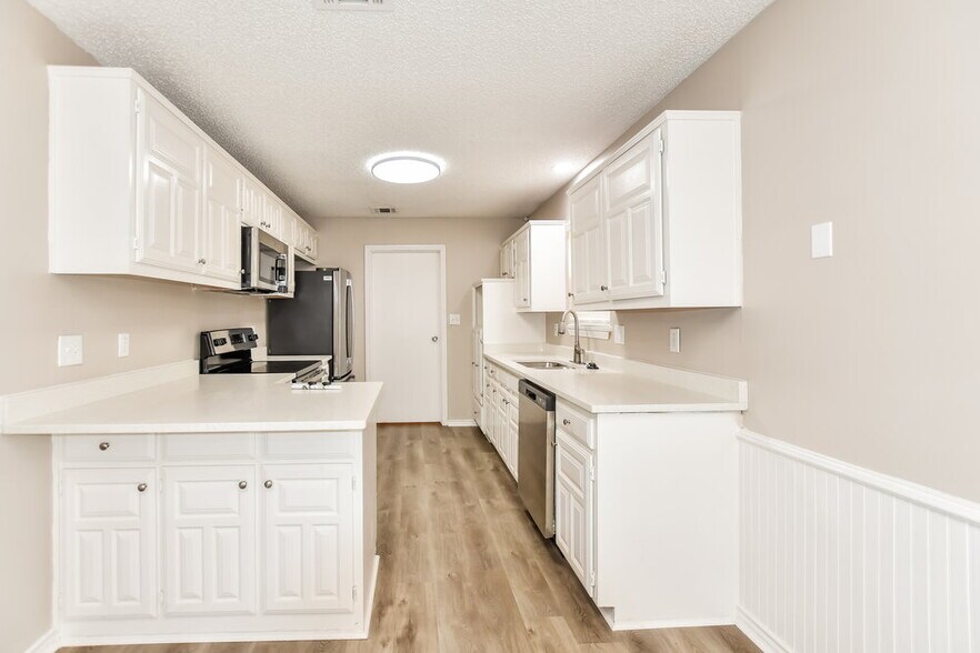 Building Photo - 308 Southlake Dr