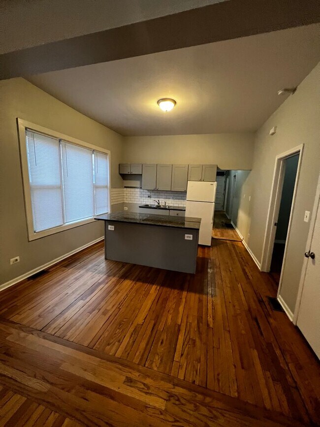 Building Photo - East Chicago