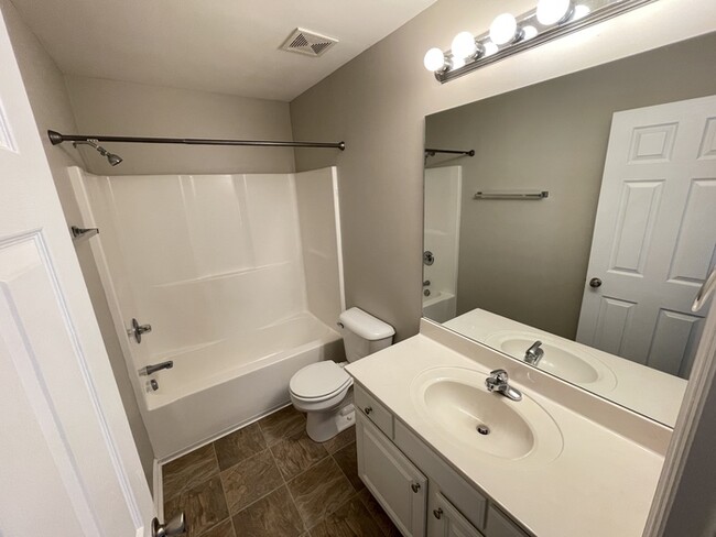 Building Photo - Saundersville Station home with renovation...