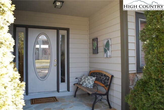 Building Photo - 421 E Landing Dr