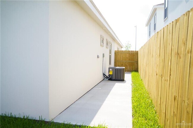 Building Photo - 1608 Canelo Dr