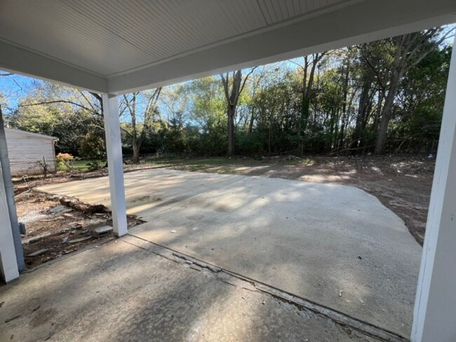 Building Photo - Newly renovated 2 bedroom 1 bath house!