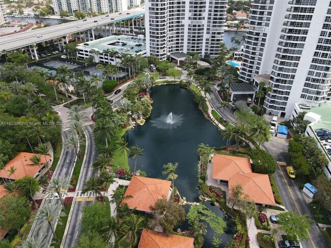 Building Photo - 3500 Mystic Pointe Dr