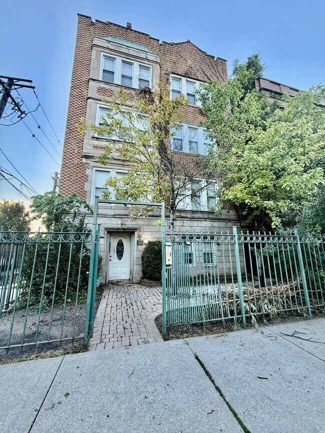 Building Photo - 6014 N Francisco Ave