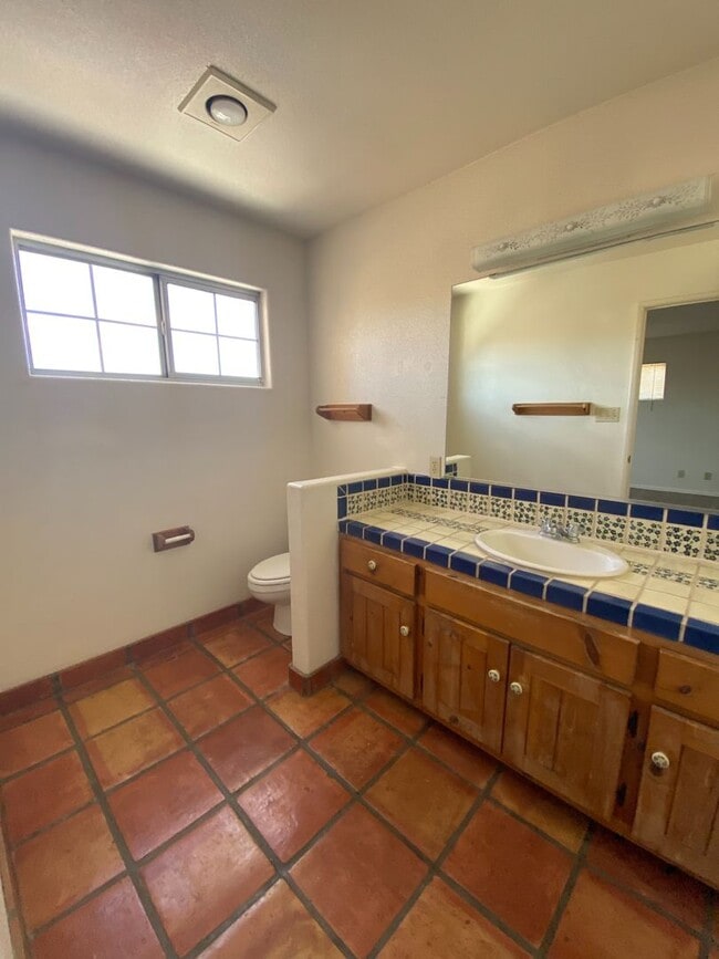 Building Photo - Beautiful 2 Story Town Home Located off of...