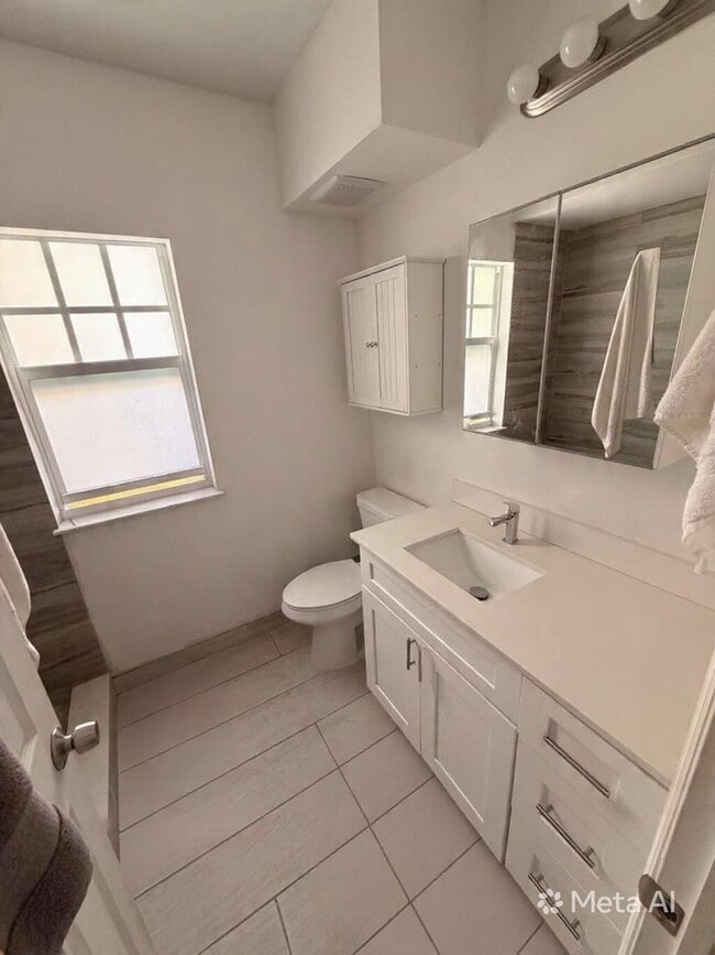 Building Photo - 407 S Lakeside Dr