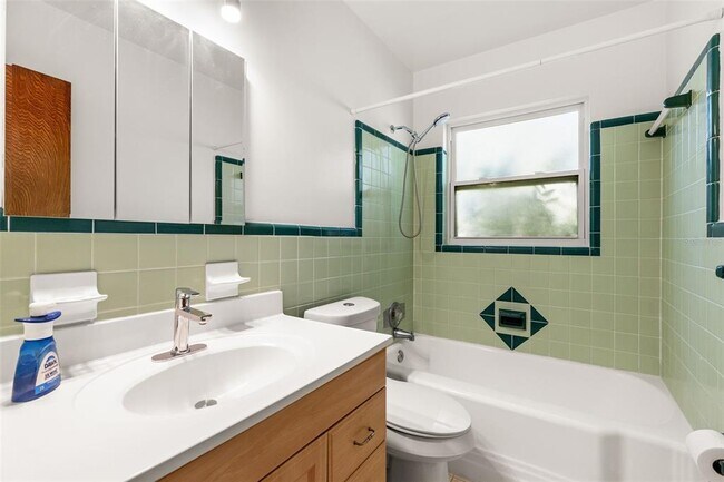 Building Photo - 885 James St