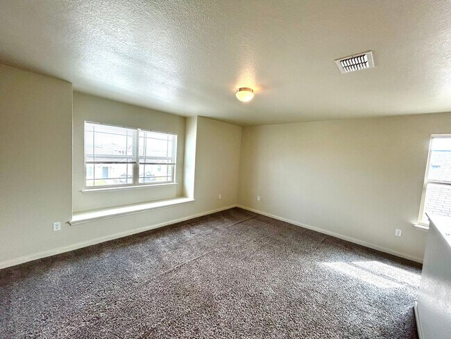Building Photo - *MOVE IN SPECIAL* Comfort & Convenience – 2-Story Home with Fenced Backyard!