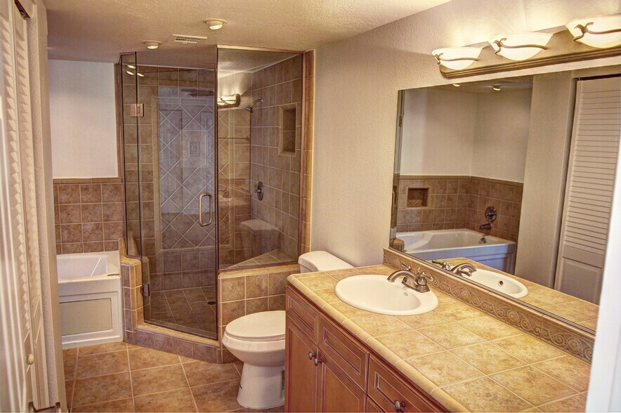 Building Photo - 140 Willow Lake Dr