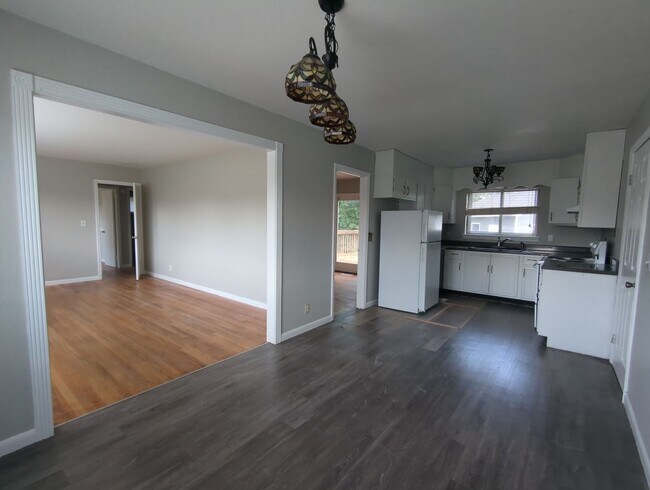 Building Photo - Spacious Rossville House