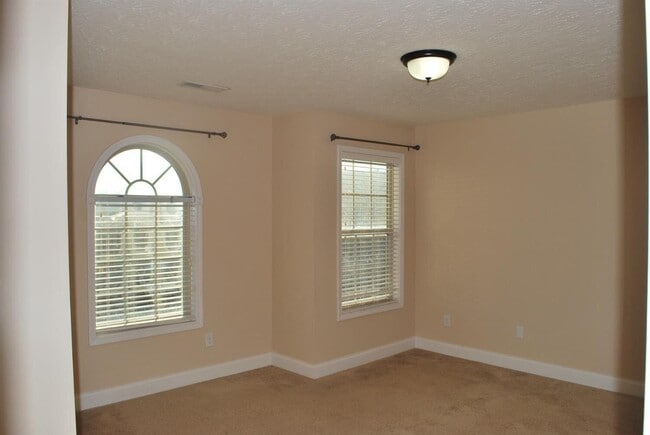 Building Photo - 840 Sugarbush Trail