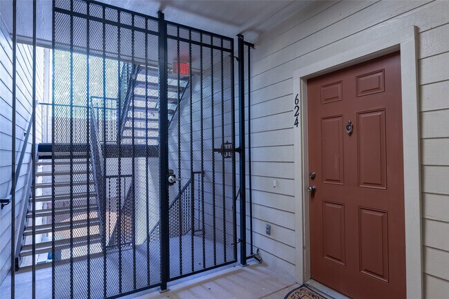 Building Photo - 6607 Lake Woodlands Dr