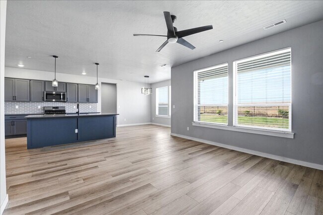 Building Photo - 5 Bedroom, 2.5 Bathroom home located in Southeast Boise