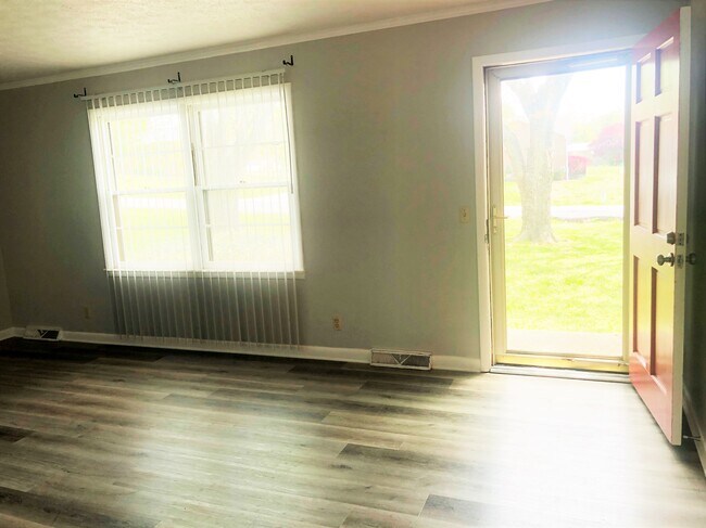 Building Photo - 1555 Flintwood Ave